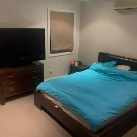 4Br Exec Large House Close To Shops,Train & Buses-2
