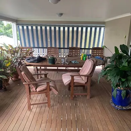 4Br Exec Large House Close To Shops,Train & Buses-3