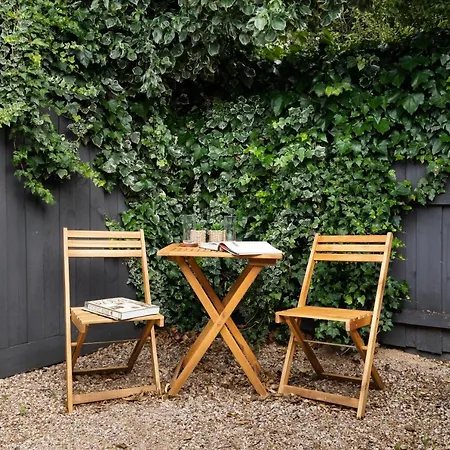 Quite, Quaint & Private Guesthouse, Sleeps 6-2