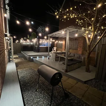 Numero Uno Detached Aparthouse 7 Bedroom Hot Tub Wifi Parking Contractors And Group Friendly-3
