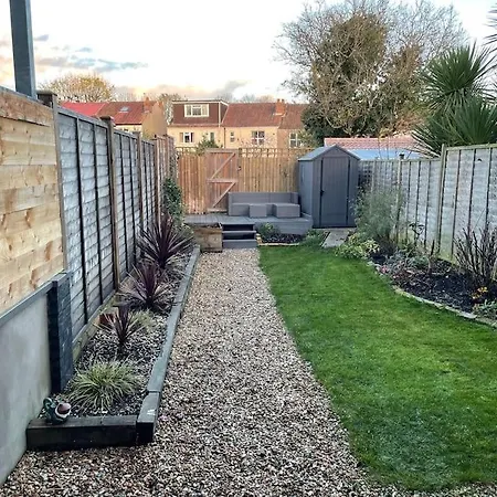 Gloucester Rd 2 Mins Away - Fab, New, Trendy House-2