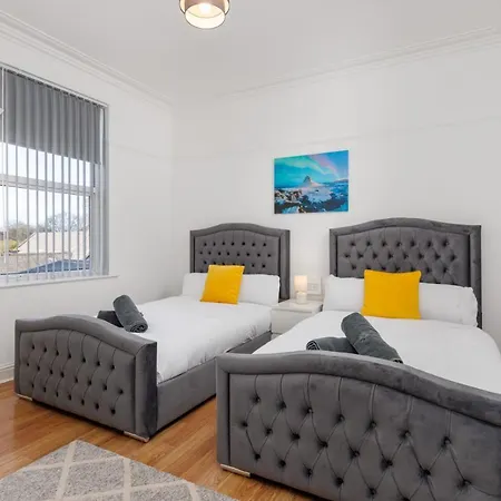 Flatzy - Sleeps 16 Near Football Ground & Ping Pong Table-3
