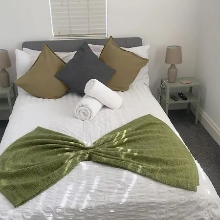 Great 5-Bedroom House In Thornton Road Sleeps 14+-3