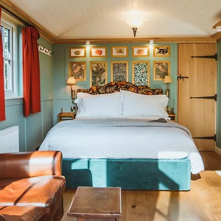 Hornington Manor Luxury Shepherd Huts-2