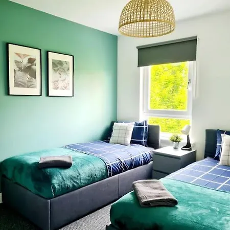 Spacious 5Bed House, Free Parking, No Party !-2