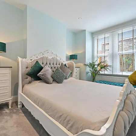Wembley Luxury Residence- Opulence House-2