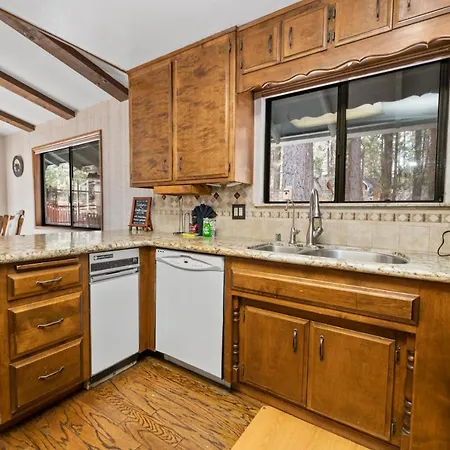 Avalon Retreat - A Well-Furnished Cabin With A Pool Table And A Hot Tub!-3