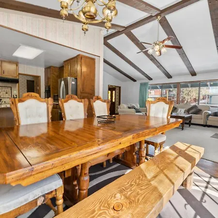 Avalon Retreat - A Well-Furnished Cabin With A Pool Table And A Hot Tub!-2