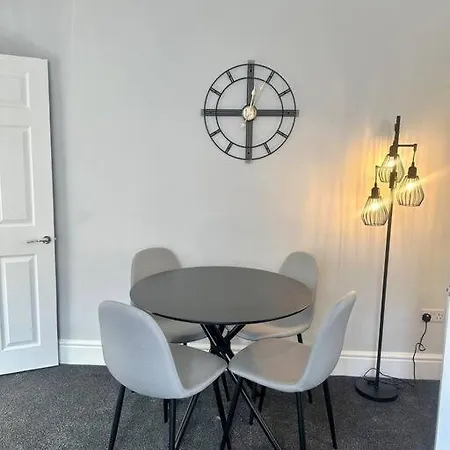 Large Five Bedroom Home With Parking, Sleeps 11!-2
