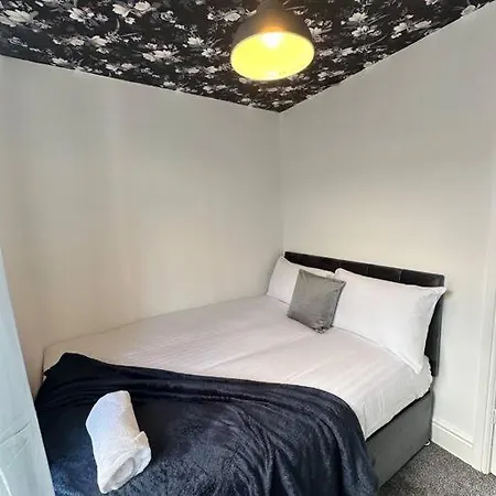 Large Five Bedroom Home With Parking, Sleeps 11!-3