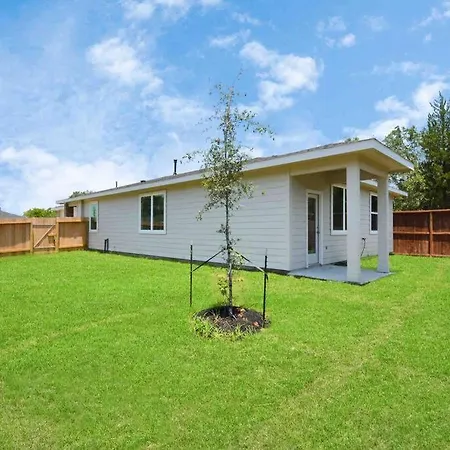 4Bedroom Escape - Near Med Center With Backyard-3