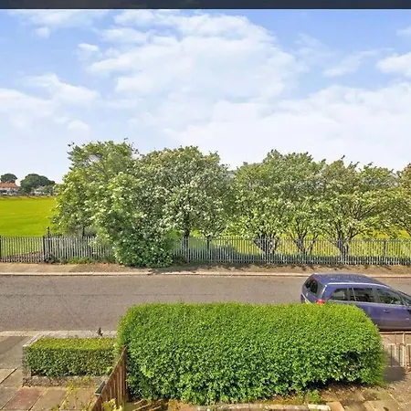 Modern Family Home Large Garden Free Parking-3