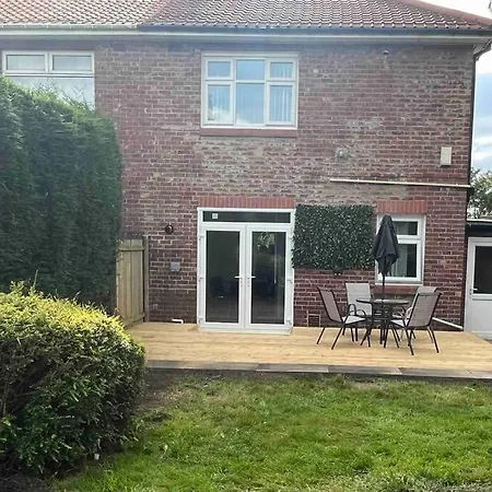Modern Family Home Large Garden Free Parking-2
