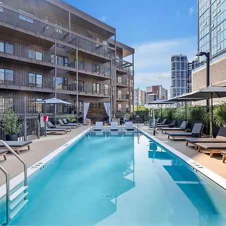 Huge Downtown Corner Unit- Pool-Gym-Walk 2 Broadway-3