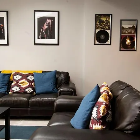Modern City Centre Rooms-2