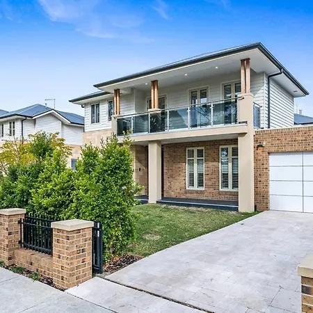 Spacious Luxury Hampton Home - Park Front-3