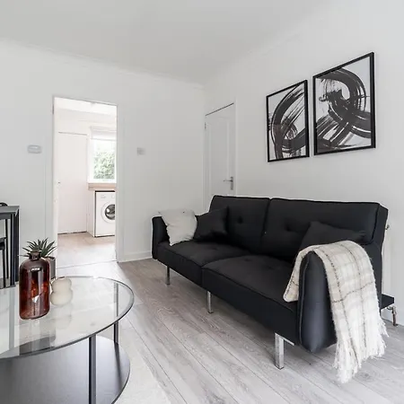 2 Bdr House By Caledonia Luxe Stays Short Lets & Serviced Accommodation Glasgow-3