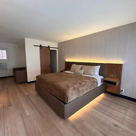 Bevonshire Lodge Motel-3