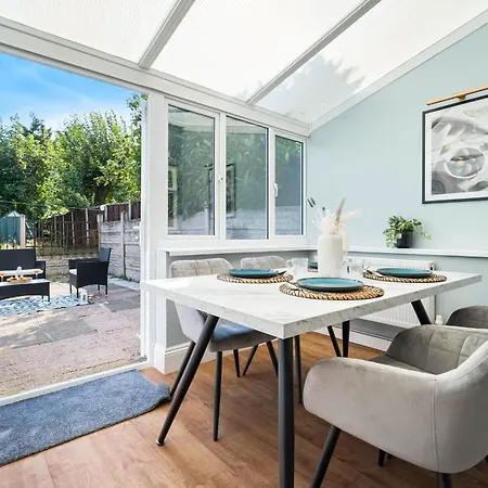Stylish 3 Bedroom House With Parking 73B - Top Rated - Netflix - Wifi - Smart Tv-2