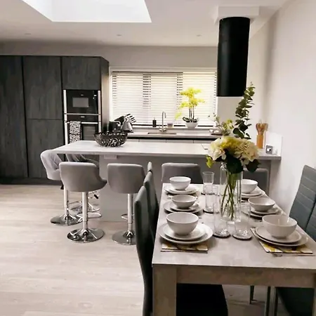 New, Modern 4 Bed, 3 Bath House ,Free Parking-2
