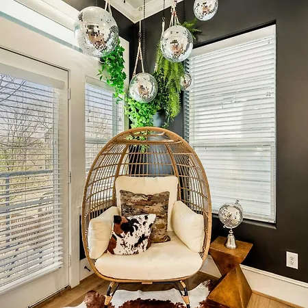 The Green Haus: Luxxe Cabana Rooftop Retreat-2