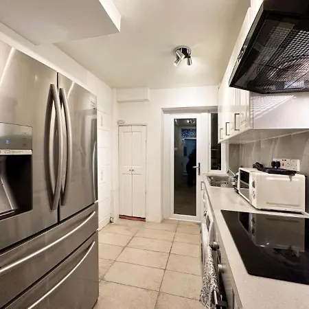 Charming 3-Bedroom Family Home-3
