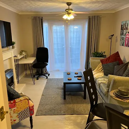 Cosy Corner - 2 Bed House With Parking!-3