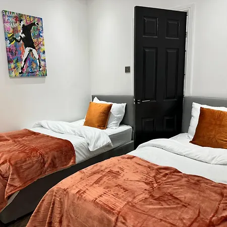 4 Bed 4 Bath House With Free Parking, 5 Mins To Lfc And 15 Mins To City Centre-3