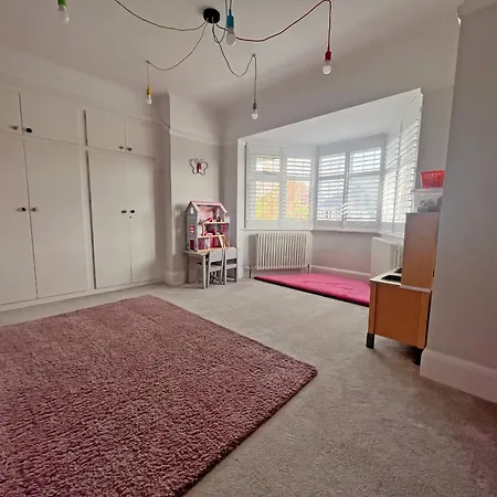 Four Bedroom Family Abode With Hot Tub, Garden And Bbq-3