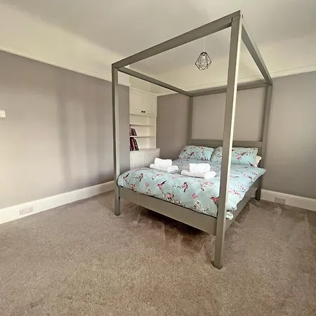Four Bedroom Family Abode With Hot Tub, Garden And Bbq-2
