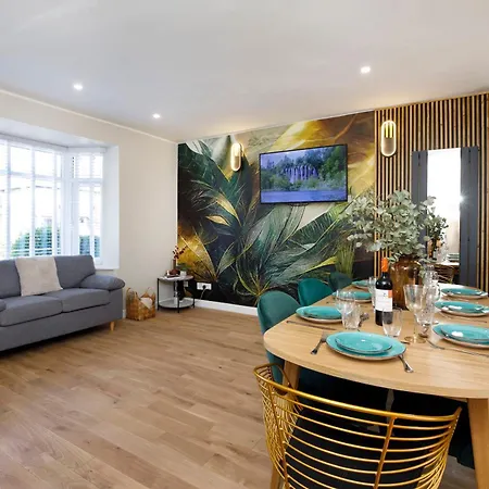 The Dodsworth Modern 4 Bedroom House, Sleeps 8-3