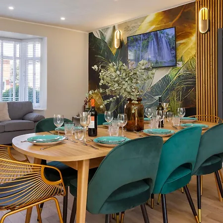 The Dodsworth Modern 4 Bedroom House, Sleeps 8-2