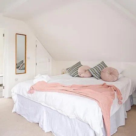 Spacious 2 Bedroom House With Stunning Views-2
