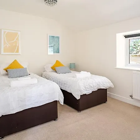 Spacious 2 Bedroom House With Stunning Views-3