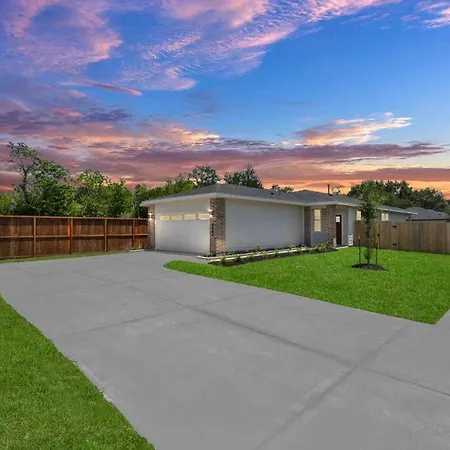 4Bedroom Escape - Near Med Center With Backyard-2