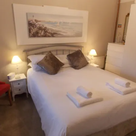 Heathcliff House B&B Exclusively For Adults Free Large Carpark-3