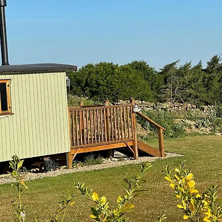 Oakley View Shepherds Hut With Hot Tub-2