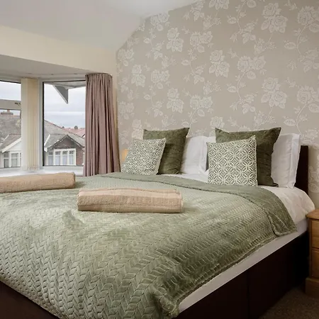 Arnside - Spacious 10-Bedroom Seaside Cottage With Hot Tub-3