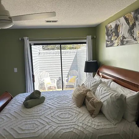 Cozy Home, 10 Minutes Away From Downtown-3