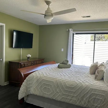 Cozy Home, 10 Minutes Away From Downtown-2