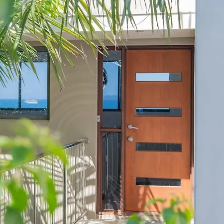 15 Kara - Luxurious Home With Million Dollar Views-2