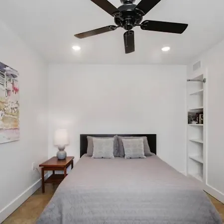 River Breeze Quiet & Modern Black Pearl Apartment-3