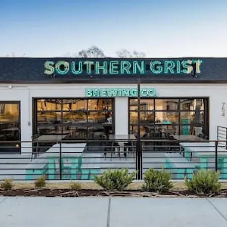 Large Patio, Rooftop Deck And Garage, 3 Miles To Broadway-2