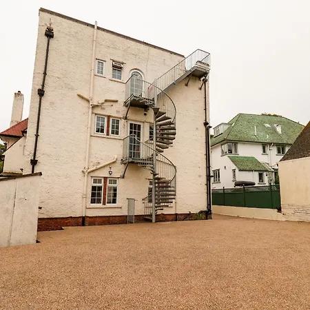 Yardley Manor-3