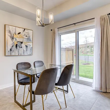 Niagara Falls Luxury Living - 8 Guest House-3