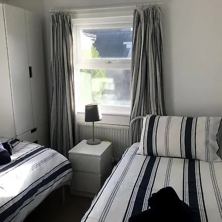 Superbly Located Tenby Cottage-2