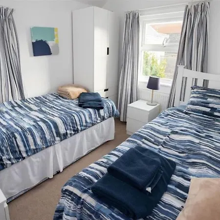 Superbly Located Tenby Cottage-3