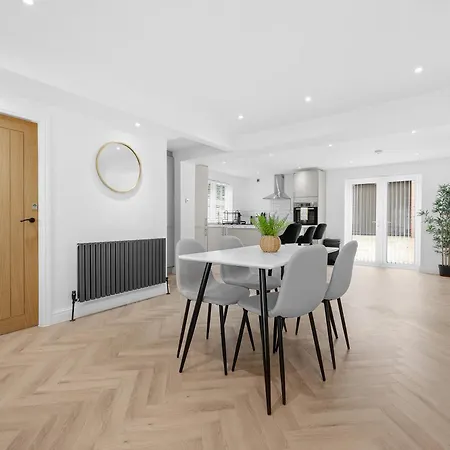 Entire Modern & Spacious 3Bdr Home In Manchester Right Next To Coop Live & Ethiad-2