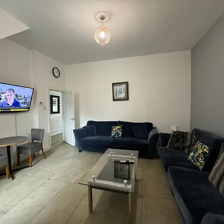 4 Bedroom Large & Modern Private House Central Location-2