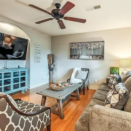 Quiet Plaza Two Bedroom 2 Bathroom-2